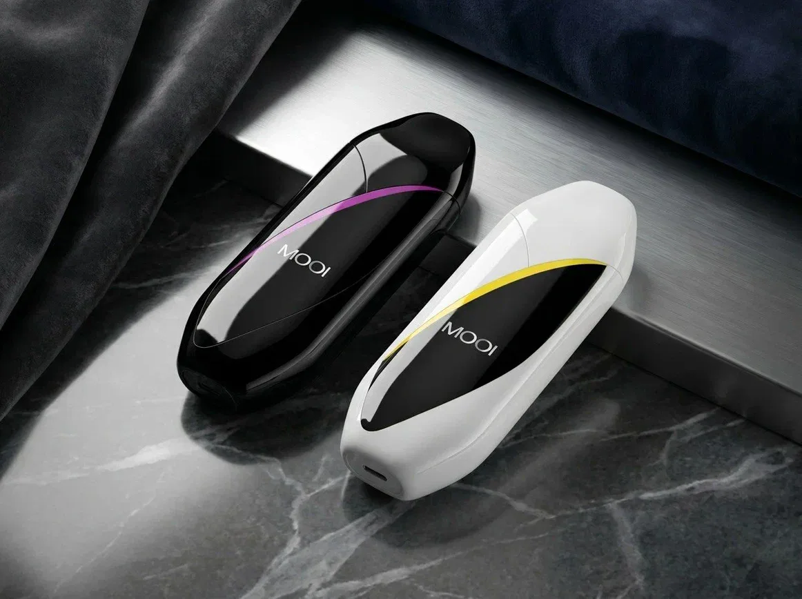Чёрное и белое устройства MOOI SLEEK в интерьерной композиции