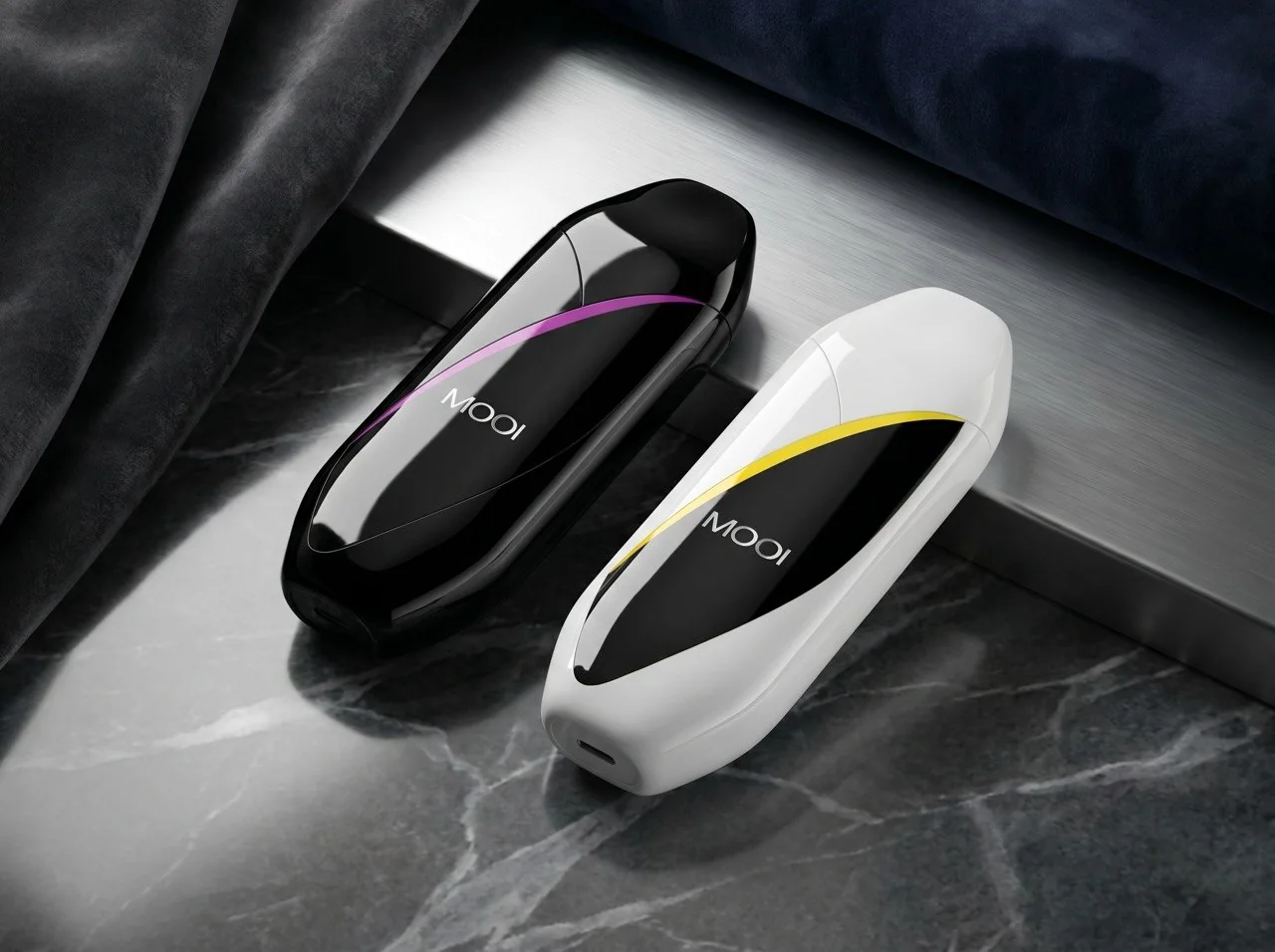 Два устройства MOOI SLEEK на металлической поверхности