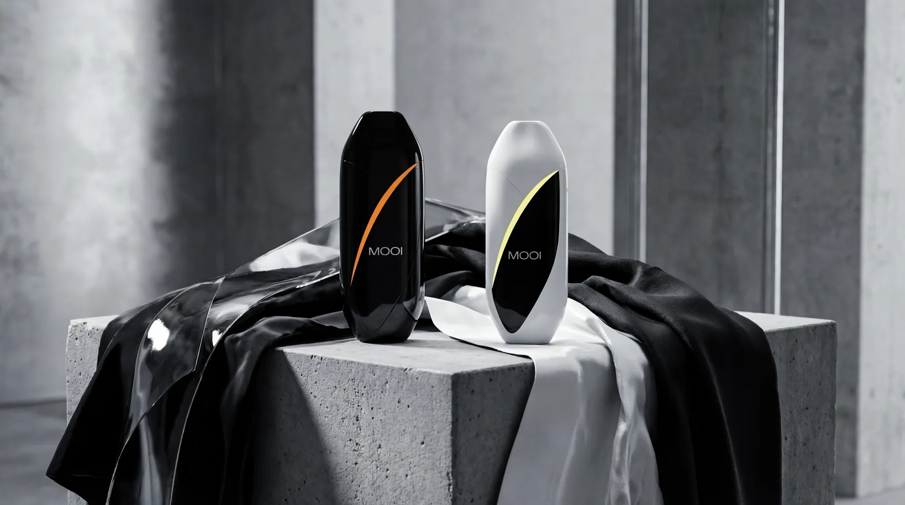 Чёрное и белое устройства MOOI SLEEK в студийной композиции
